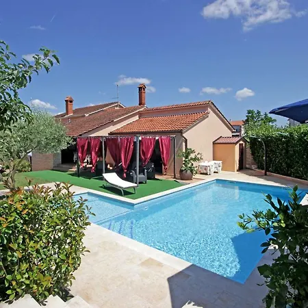 アパート Mirna プーラ