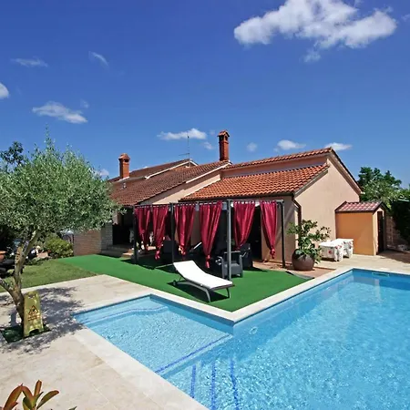 Mirna Appartamento Pola