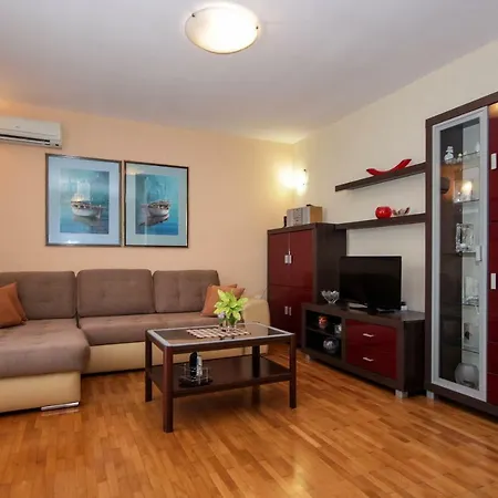 Mirna Appartamento Pola